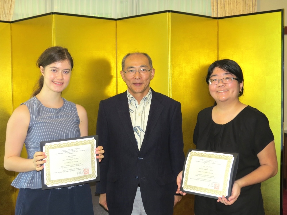 三澤総領事とWinburnさん(左)とTottoriさん(右)の記念撮影