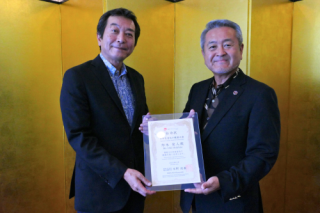 青木総領事とSun Noodle社社長の夘木栄人氏