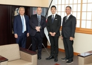 グリーン米国ハワイ州知事一行による辻󠄀外務副大臣表敬