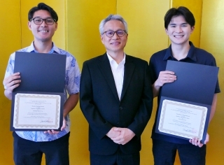 (Photo of DCG Izawa with Mr. Batoon and Mr. Yoshizumi)